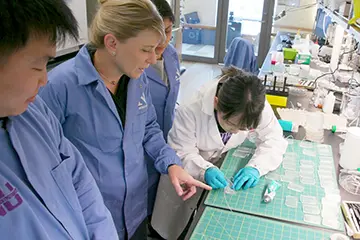 Shana Kelley working in lab with others