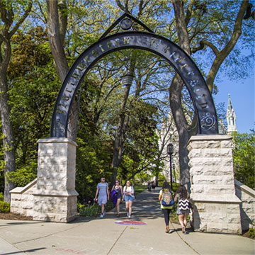 students in front of Northwestern's arch
