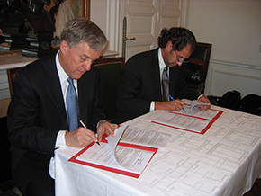 Northwestern Provost Larry Dumas and Sciences Po President Richard Descoings sign a formal agreement