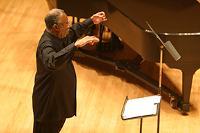 Robert Harris directing the Northwestern Chorale