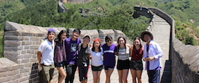 A group photo of Licheng Gu and Northwestern students on the Great Wall in China