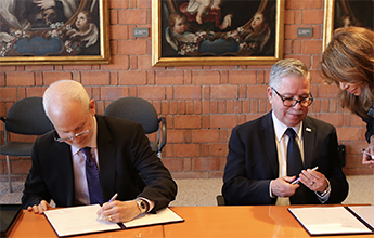 Northwestern and Universidad Iberoamericana presidents signing a memorandum of understadning