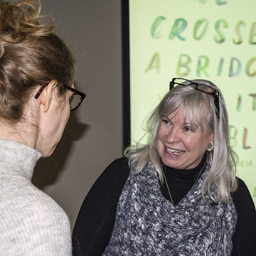 Wendy Pearlman speaking with Northwestern alumni at an event in Toronto