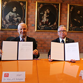 Presidents of Northwestern University and Universidad Iberoamericana sign a memorandum of understanding with the intent to collaborate on Dec 3rd in Mexico City.