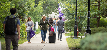 student and family at move in