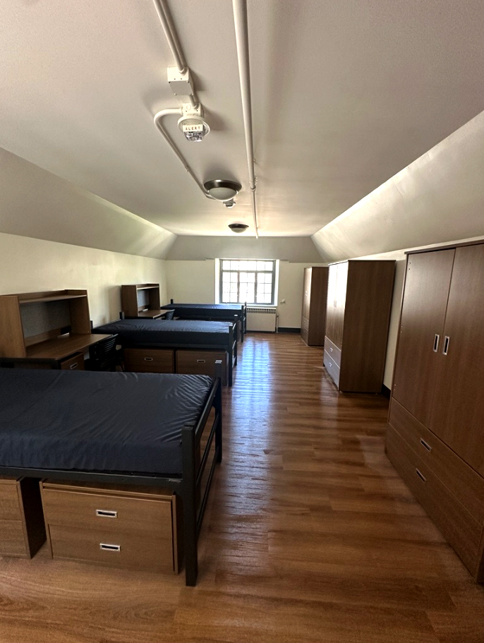 717 University Place - Triple Room