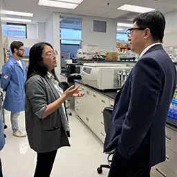 President Chiang speaks with researchers at Northwestern’s Querrey InQbation lab.