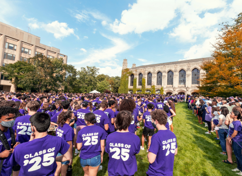 Crowd of students in the Class'25 t-shirts