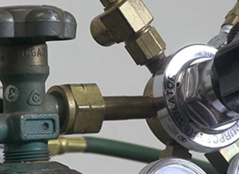 Compressed gas regulator