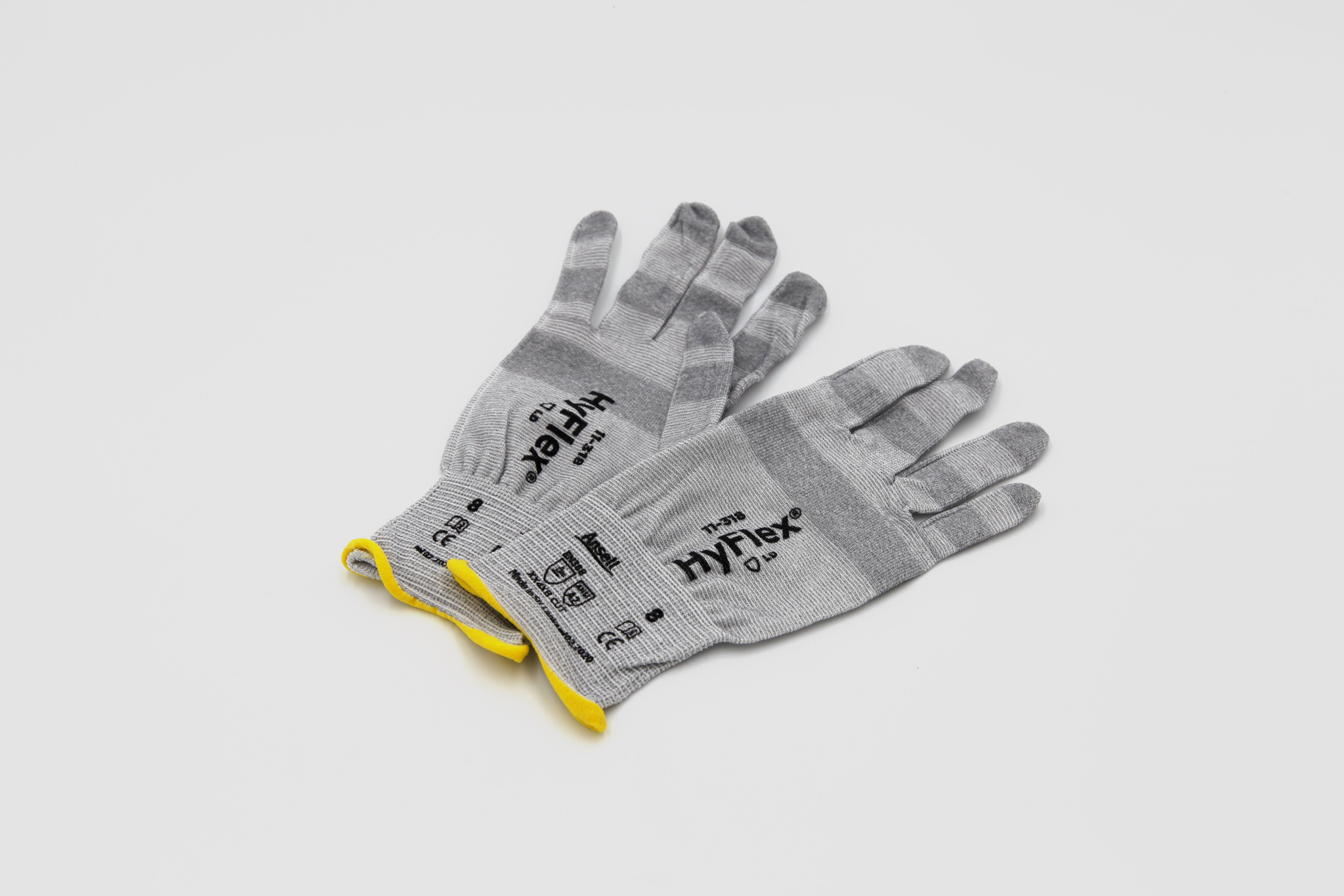 Gray cut-resistant gloves