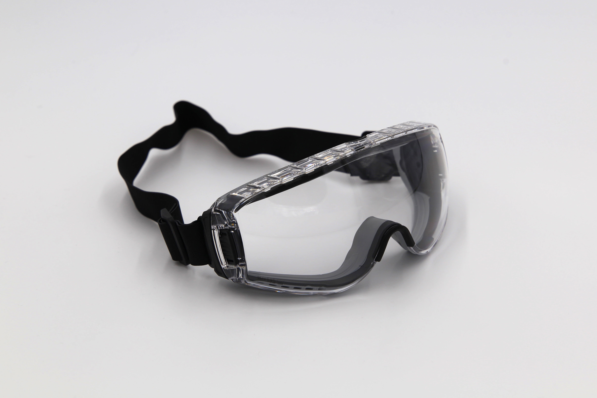 Splash resistant safety goggles