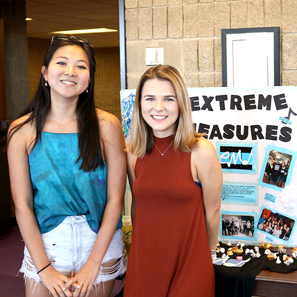 students at the student organization fair