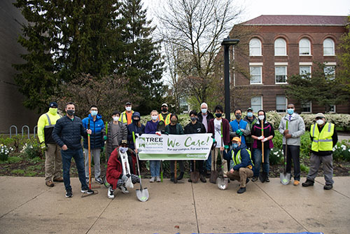 tree-planting-group-photo